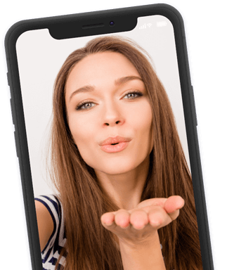 Mulher mandando beijo pela tela do smartphone